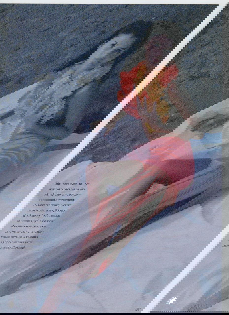 Поза модели с цветочным ожерельем на шее и лёгким полупрозрачным низом — эстетика тропической романтики в стиле Marie Claire, 1992.