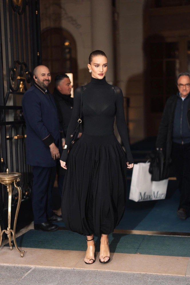 Чёрный лонгслив с пышной юбкой‑баллон и лодочками — сочетание трендовой верхней лаконичности и объёмной нижней части