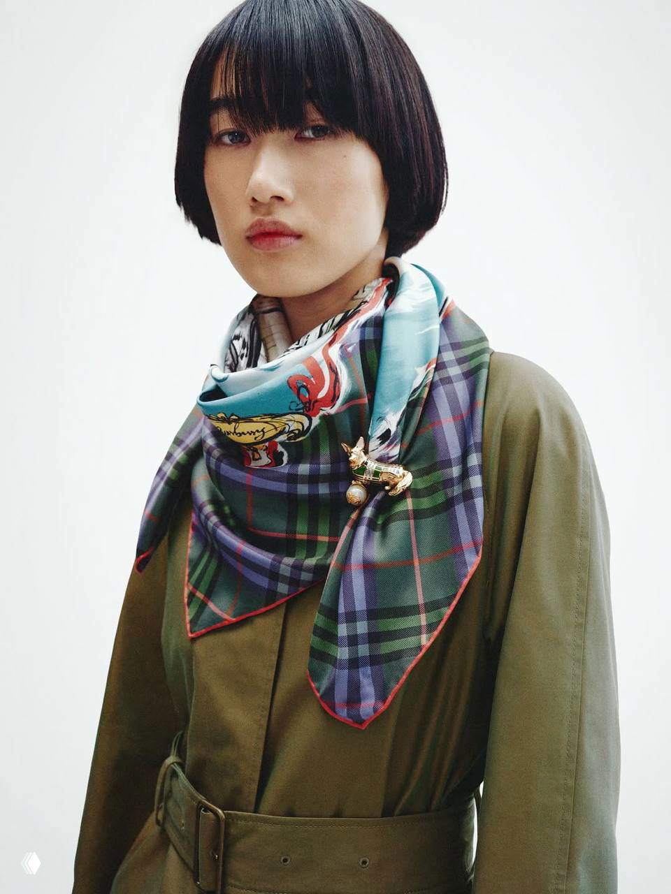 Burberry: капсула к 100‑летию королевы и брошь‑корги