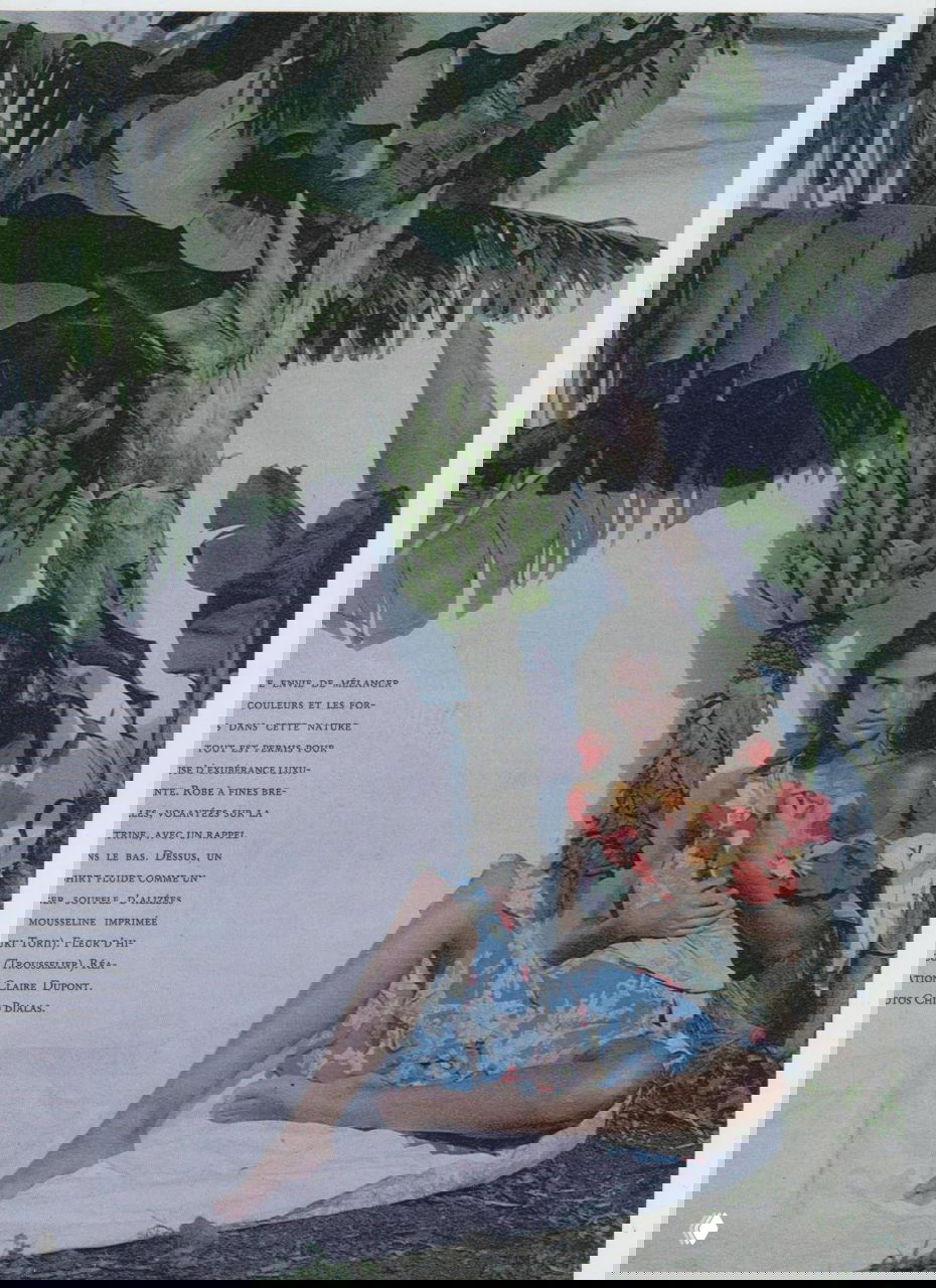 Хелена Кристенсен у банановой пальмы в цветочном платье, журнальный снимок с тропическими элементами и приглушённой палитрой 1992 года.