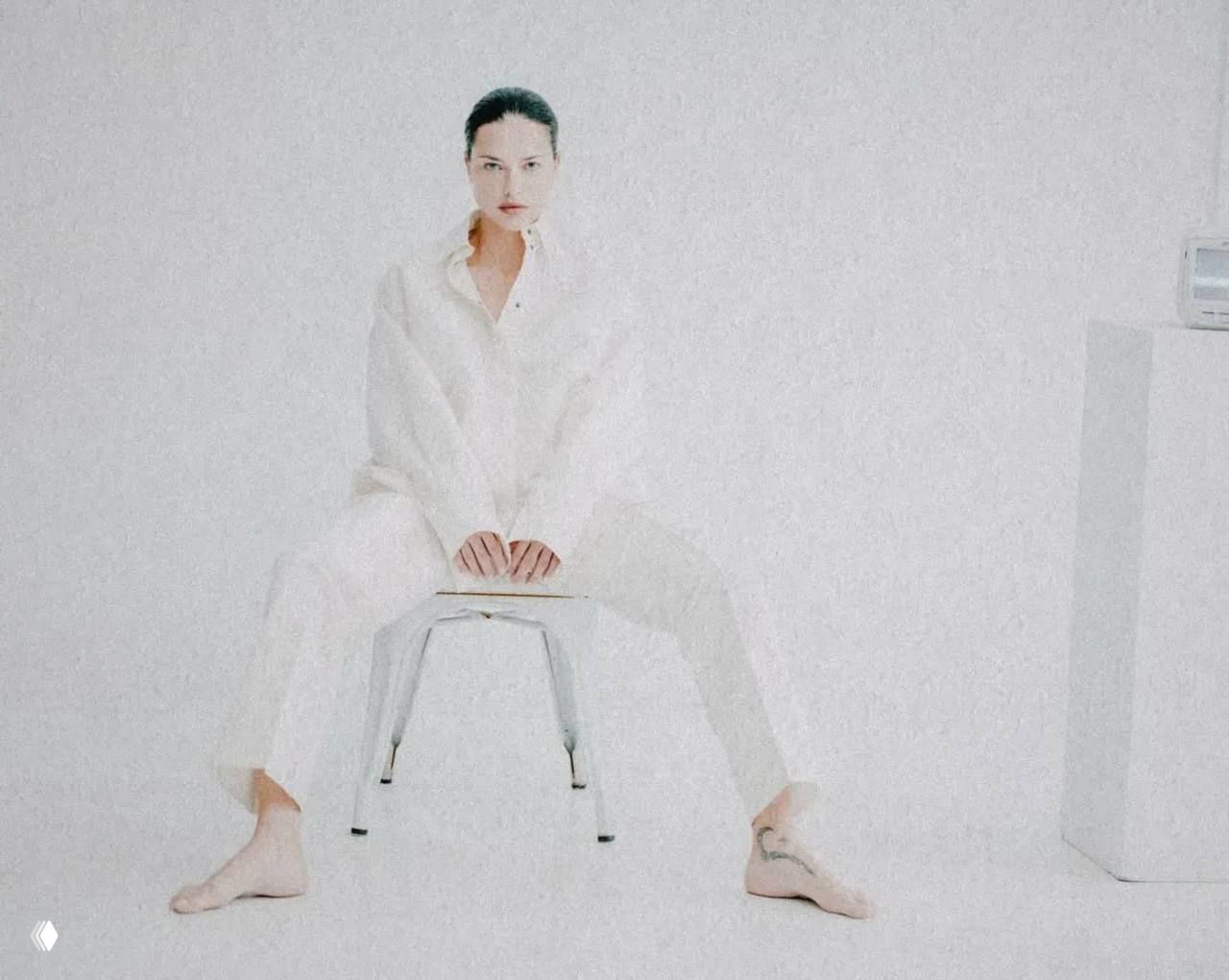 Фотосессия Адрианы Лимы в оттенках облачного неба