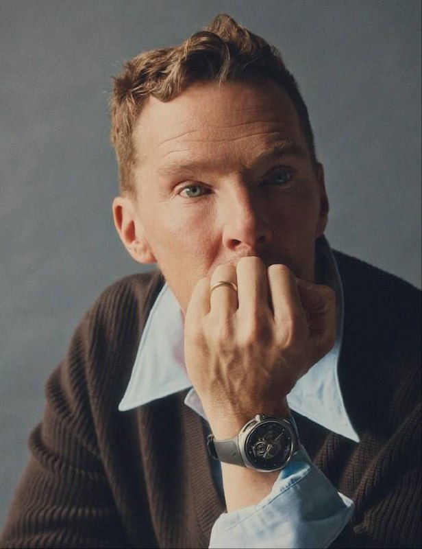 Крупный план Бенедикта Камбербэтча: задумчивый взгляд, видна деталь часов на запястье, камерная художественная съёмка.