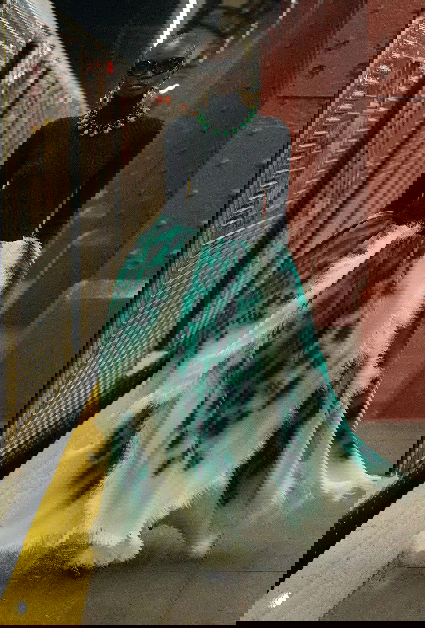 Модель в объёмной зеленой юбке с леопардовым градиентом и чёрной водолазкой идёт по платформе в рамках показа Chanel Матье Блази.