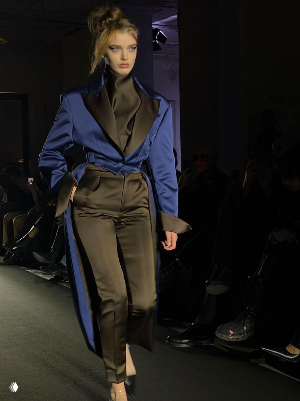 Вечерний образ: синий атласный жакет и шелковые брюки в паре с небрежной прической, игра контраста в коллекции Viva Vox.