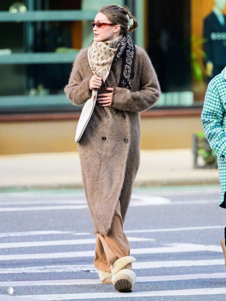 Дневной уличный портрет: oversized‑пальто тёплого коричневого оттенка, скользящая дорожка и уютная обувь на толстой подошве.