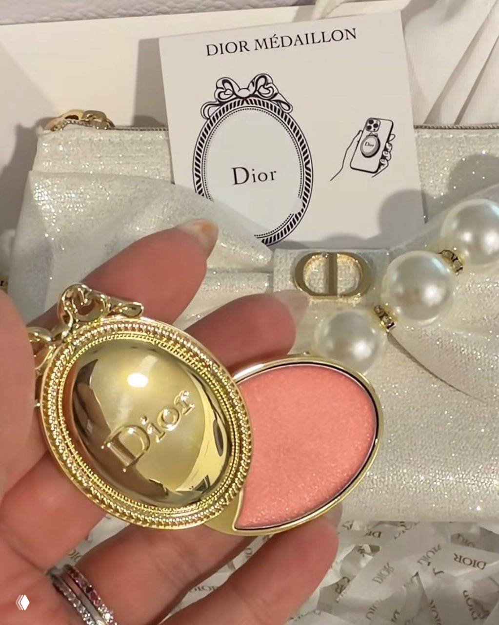 Красота дня: Dior Médaillon — бальзам для губ на телефон