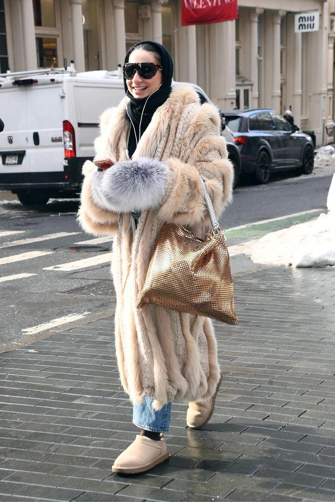 Софи Коэн в длинной светлой шубе