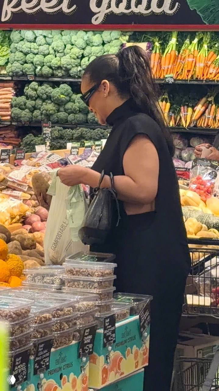 Рианна в Alaïa и Saint Laurent в супермаркете