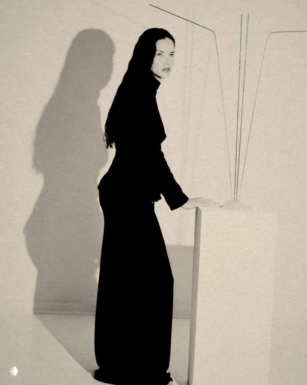 Чёрно‑белый портрет модели в длинном платье и водяным эффектом на волосах; игра света и тени подчёркивает силуэт.