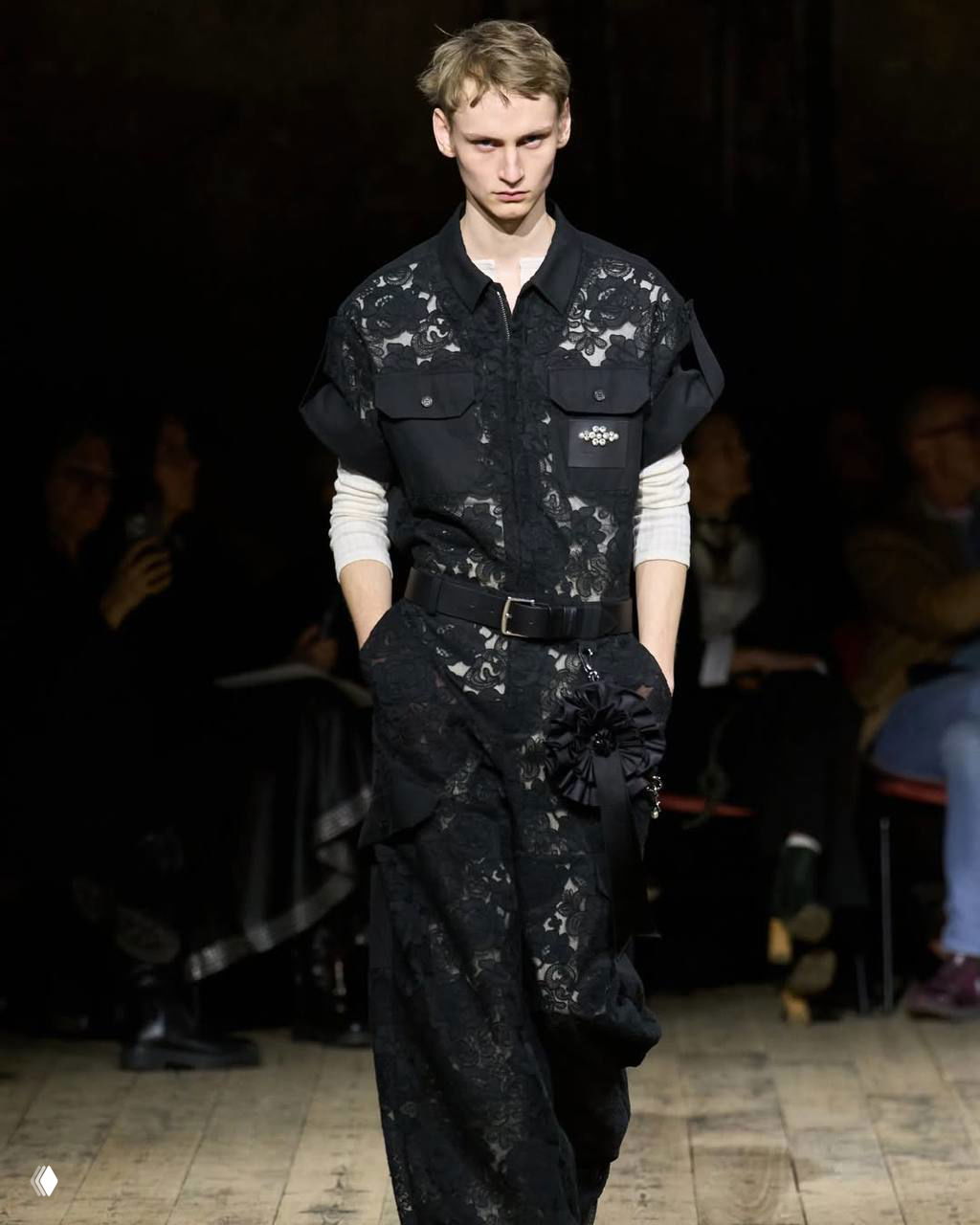 Мужской образ в чёрном кружевном комбинезоне с украшениями и тонкой отделкой — пример текстурной работы дизайнера.