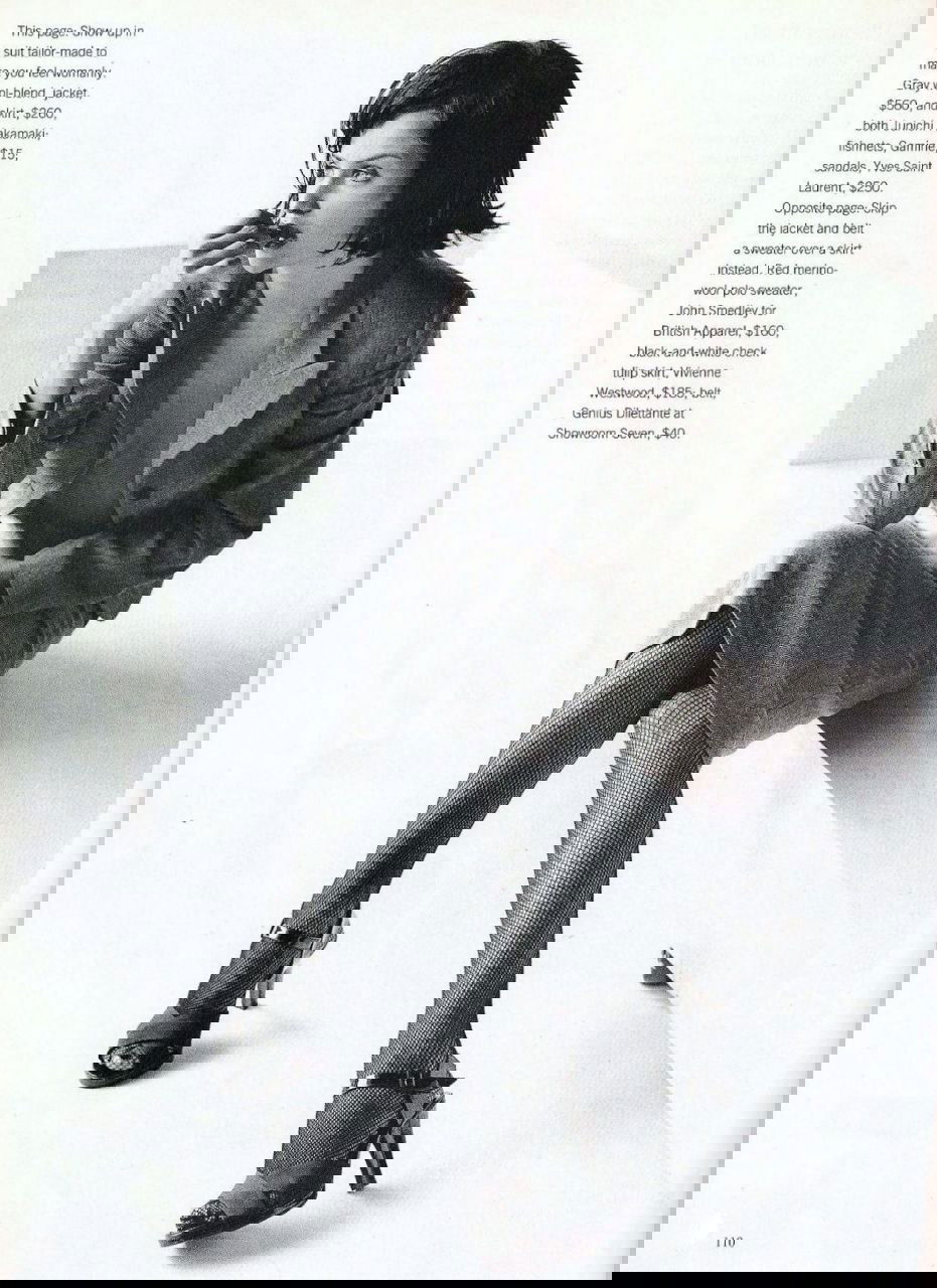 Хелена Кристенсен в строгом сером костюме для фотосессии Marie Claire 1995: сидящая поза, ретро‑атмосфера и модный характер образа.