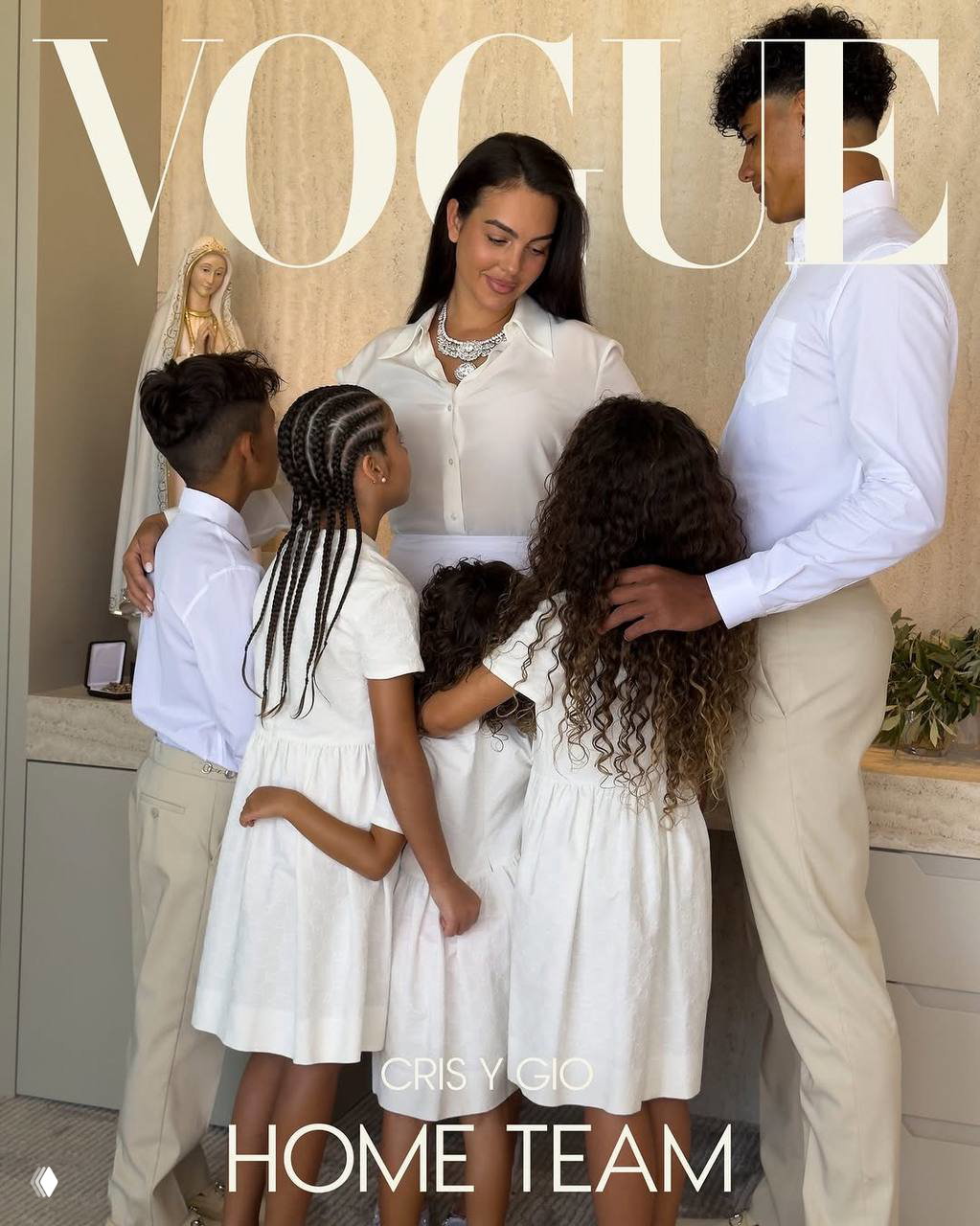 Семейный кадр в стиле обложки Vogue: Джорджина с детьми и Криштиану в светлой одежде обняты в домашней обстановке — тёплый момент из свадебной серии фотографий.
