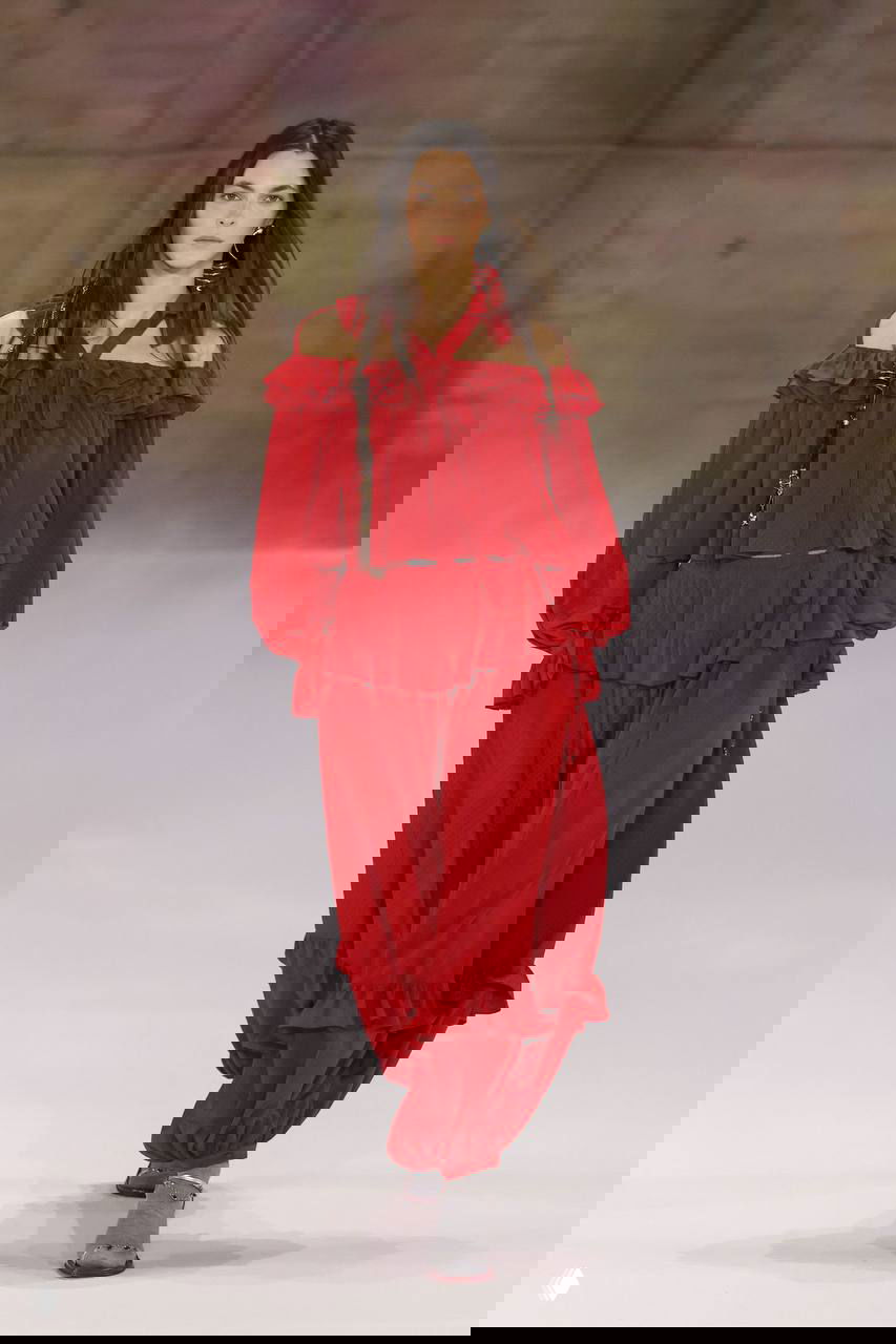 Сапоги с мехом и невесомые ткани: чем запомнился показ Chloé