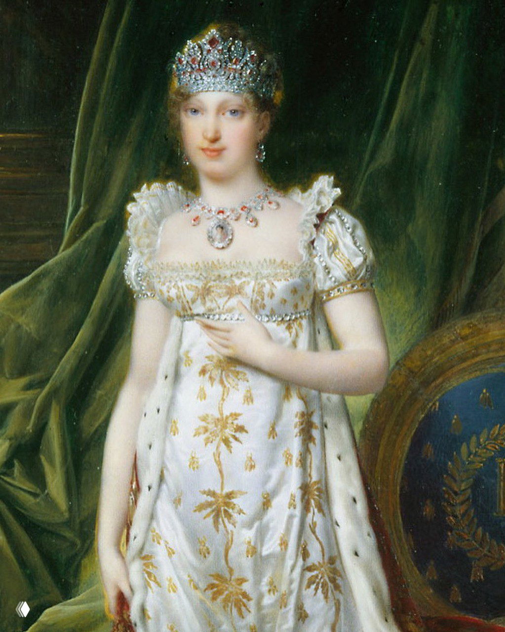Портрет женщины в белом платье с диадемой и ожерельем из драгоценных камней — иллюстрация королевских сокровищ, которые упоминаются в тексте.