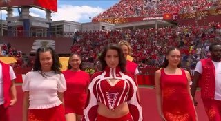 Коллектив танцоров и артисты на поле стадиона в массовом номере открытия чемпионата мира, кадр из видеозаписи выступления.
