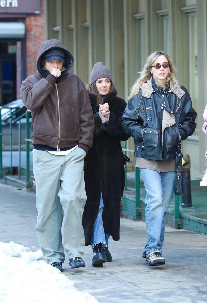 Сьюки Уотерхаус идёт по улице в образе винтажного рок-шика: кожаная куртка, вязаная водолазка, джинсы и массивные кроссовки.