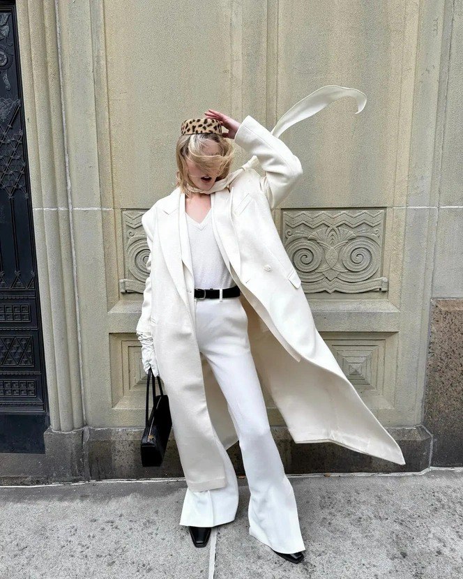 Девушка в светлом монохромном образе и мелком леопардовом аксессуаре на голове демонстрирует, как сделать акцент с помощью небольшой шляпки или ободка.