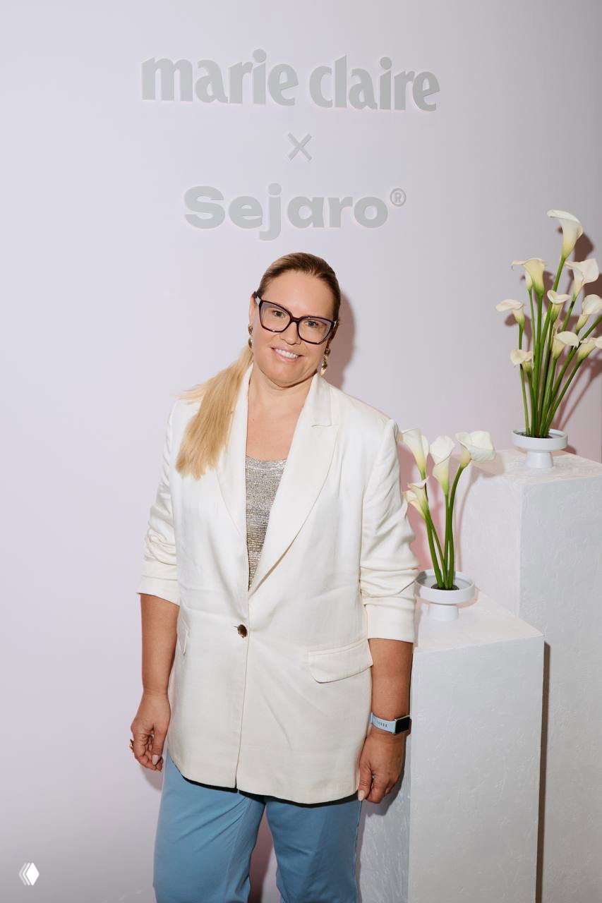 Ещё один портрет участницы на фоне инсталляции Marie Claire x Sejaro, светлый интерьер и цветочные декорации.