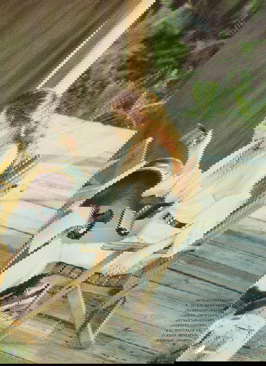 Портрет модели среди зелени с кинокамерой в руках — натуральный ретро-портрет и атмосфера летней модной съёмки для журнала, 1994.