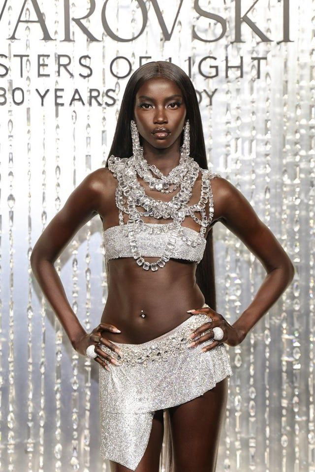 Анок Яй в кристаллах на юбилее Swarovski