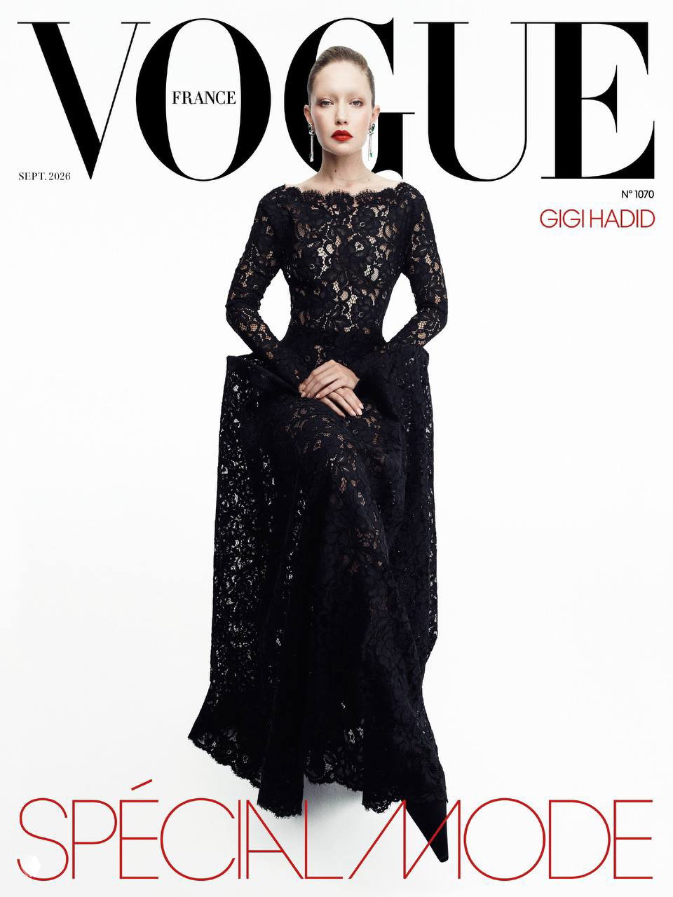 Обложка Vogue France с сидящей Джиджи Хадид в чёрном кружевном платье на белом фоне, логотип журнала виден в верхней части кадра.