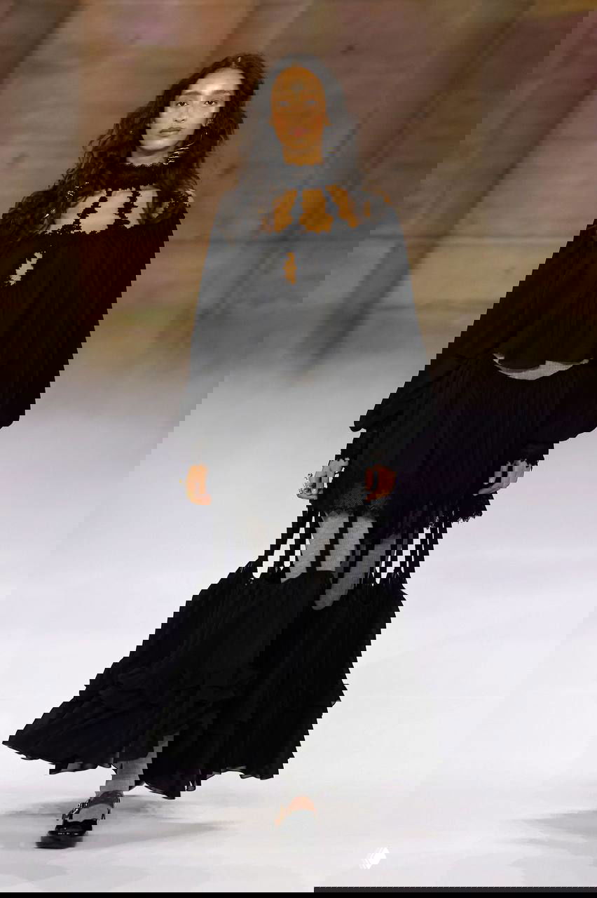 Чёрное многослойное платье с вырезами и лёгкими прозрачными слоями — романтичный и драматичный образ в духе возрождения бохо в коллекции.