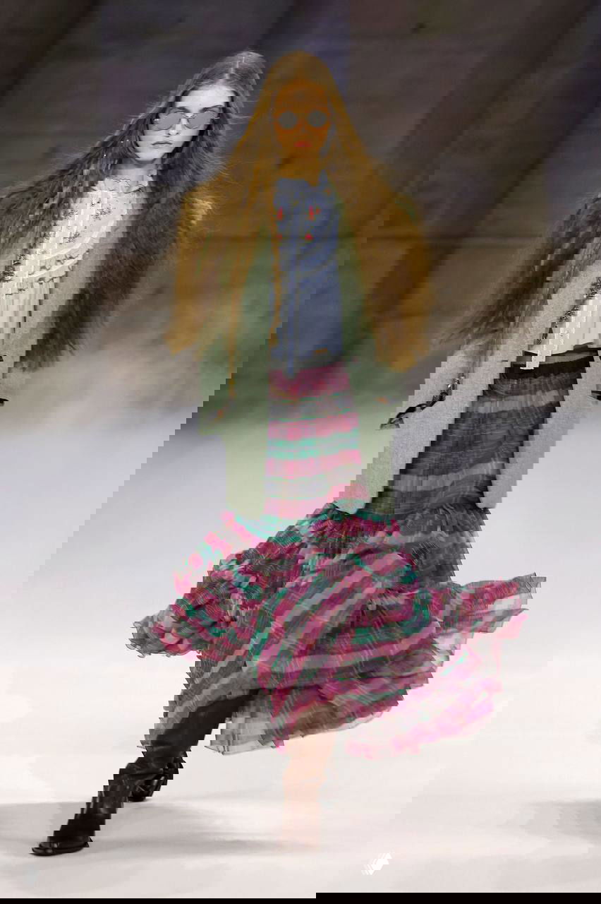 Клетчатая юбка в большой волне, свободный пиджак и длинные волосы в ретро‑стиле — сочетание клеток и прозрачных тканей в образах Chloé.