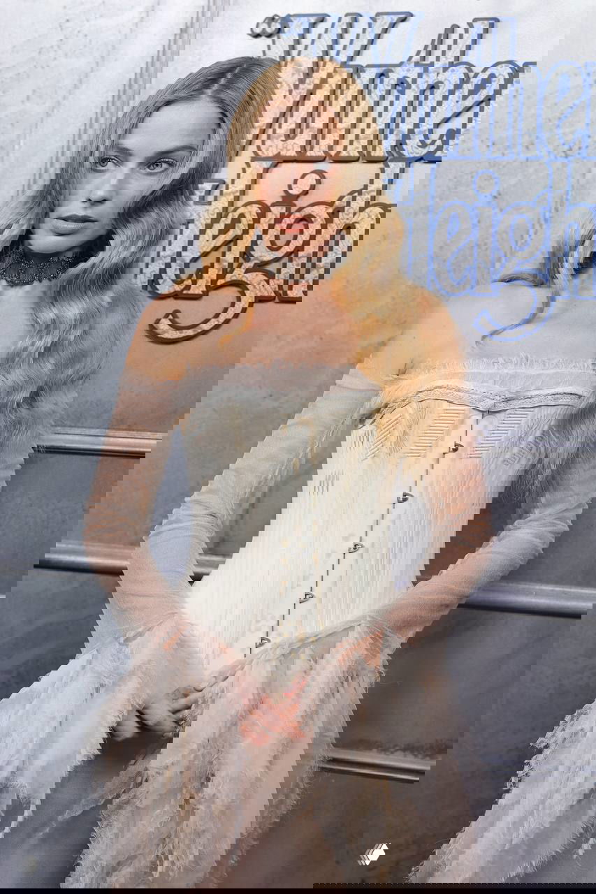 Крупный план актрисы в корсете и волнистых волосах на фоне декораций премьеры — детали макияжа и украшения видны крупным планом