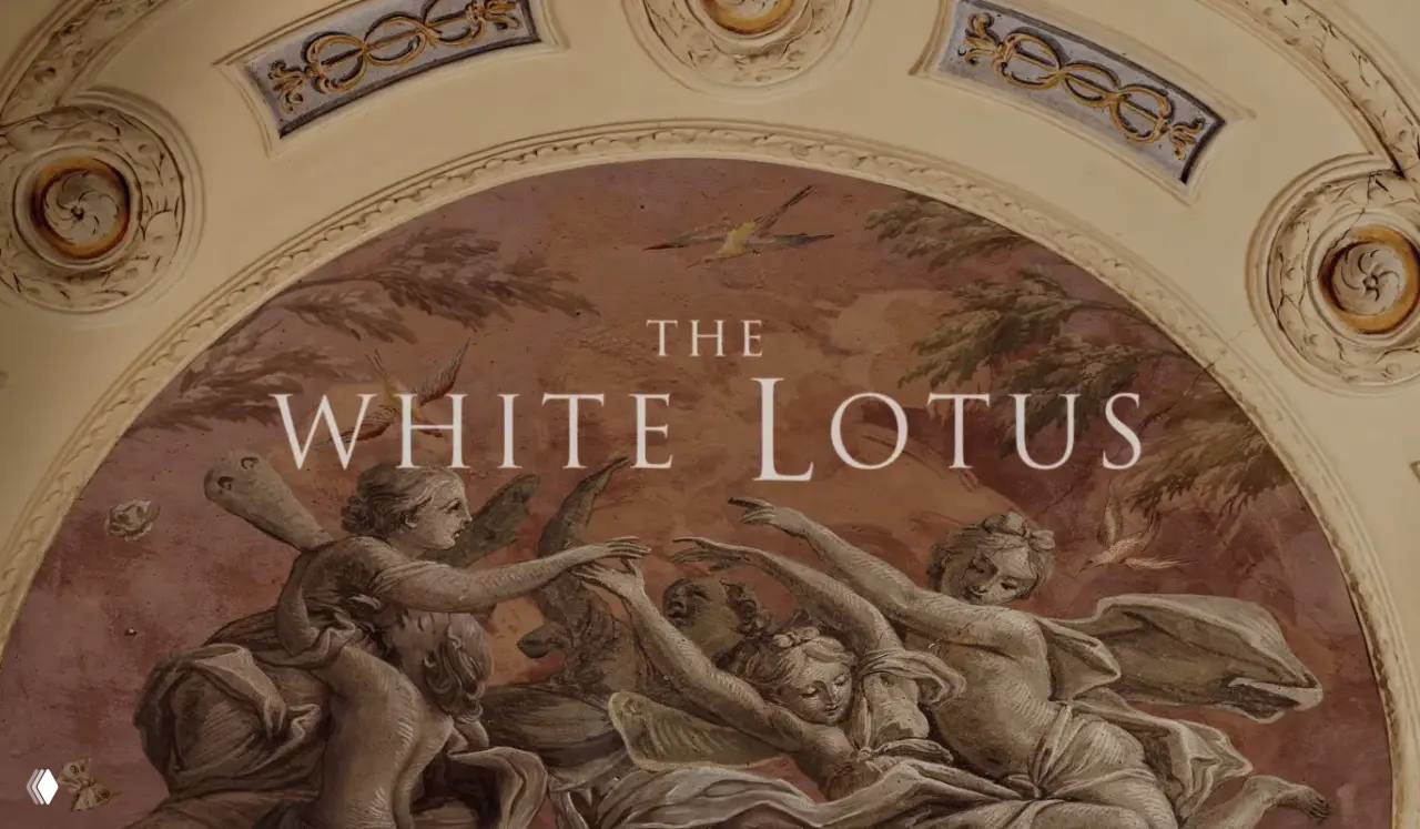 Промо-изображение с декоративной фреской и заголовком THE WHITE LOTUS — стилизованная графика, ассоциирующаяся с сериалом.