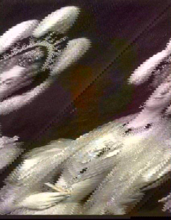 Портрет дамы в богато украшенном головном уборе и драгоценностями на груди — художественное изображение исторической парюры и ювелирных комплектов.