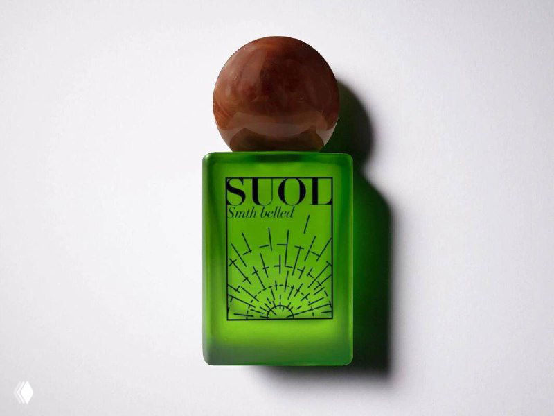 Зелёный флакон аромата Smth belled Suol с круглой коричневой крышкой на белом фоне — продуктовая съёмка.