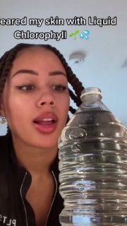 Превью ролика: женщина показывает большую бутылку прозрачной жидкости — визуал промо о жидком хлорофилле с маслом мяты и детокс-коктейле.