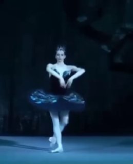 Балерина на сцене в классическом платье-туаре во время па, дисциплинированная линия тела и акцент на технике исполнения