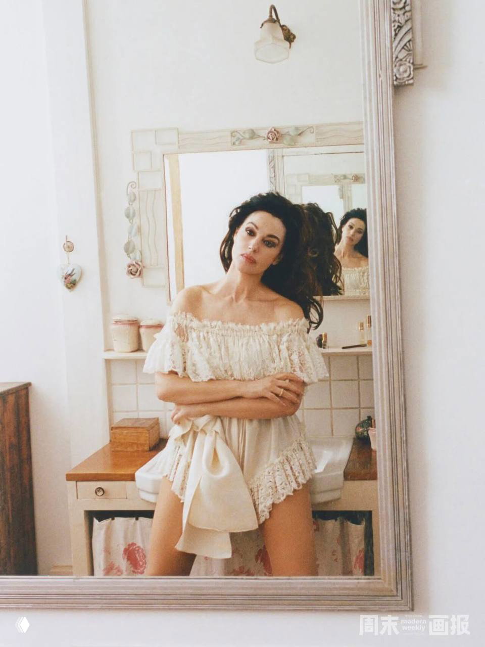 Рефлексивный кадр в зеркале: женщина в лёгком пеньюаре стоит у зеркала, виден интерьер ванной комнаты в ретро-стиле и мягкая цветовая гамма.