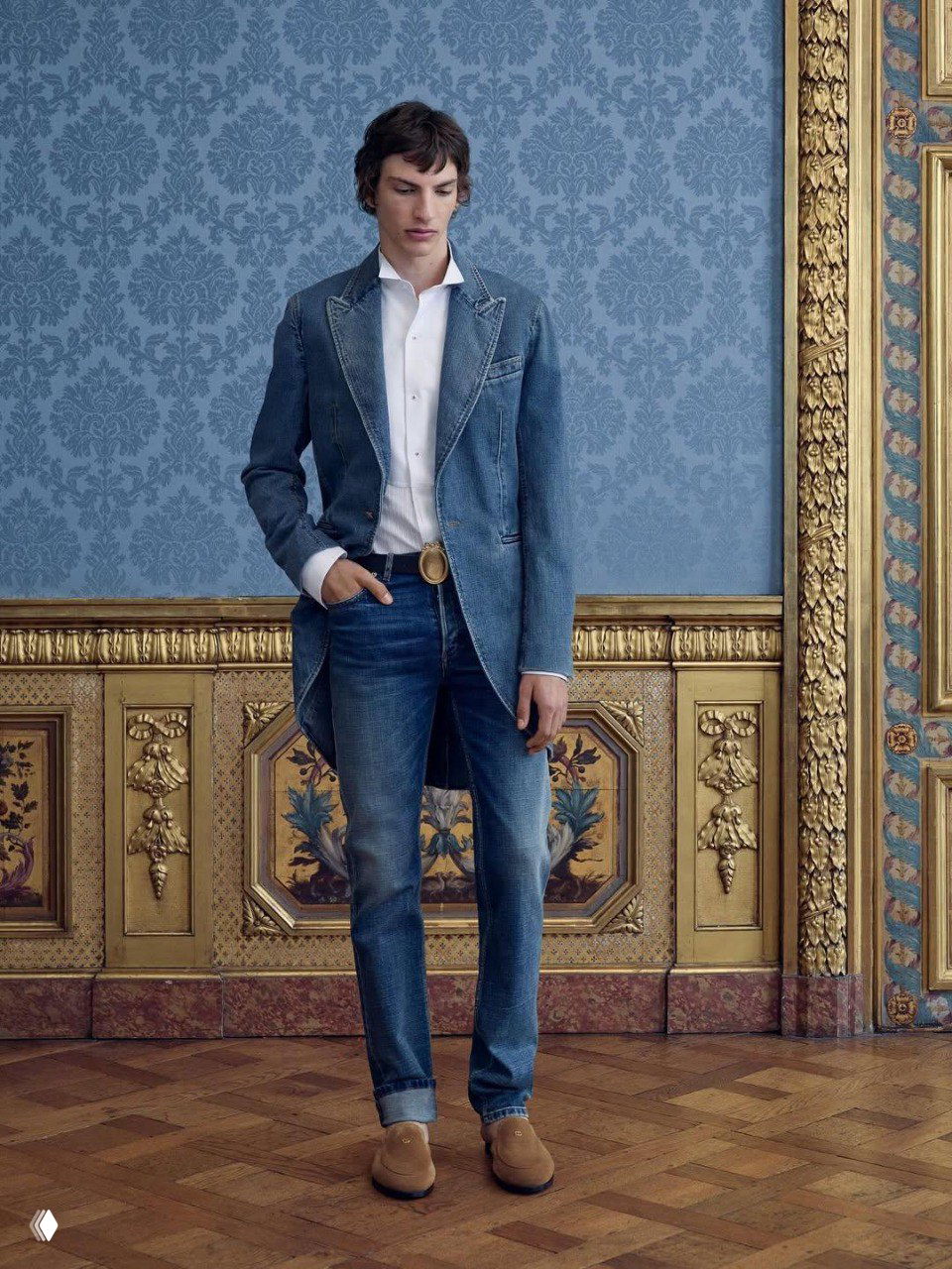 Модель в джинсовом пиджаке и джинсах, образ подчёркнут классическим кроем лацканов и декоративной рамой на заднем плане, отражающей дворянскую стилистику съёмки.