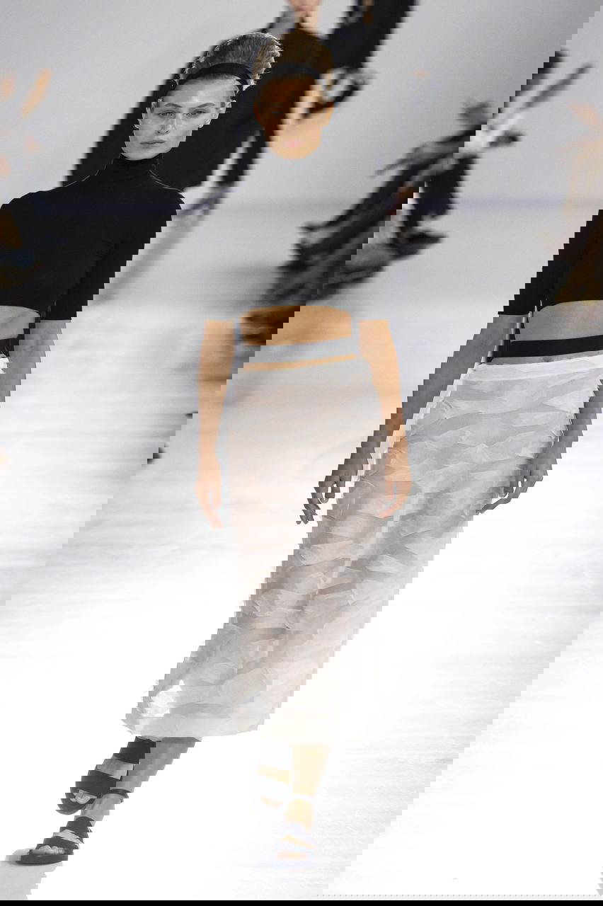 Повседневный oversized‑образ: свободная футболка, широкие брюки и крупные солнцезащитные очки — уличная эстетика в высокой моде.