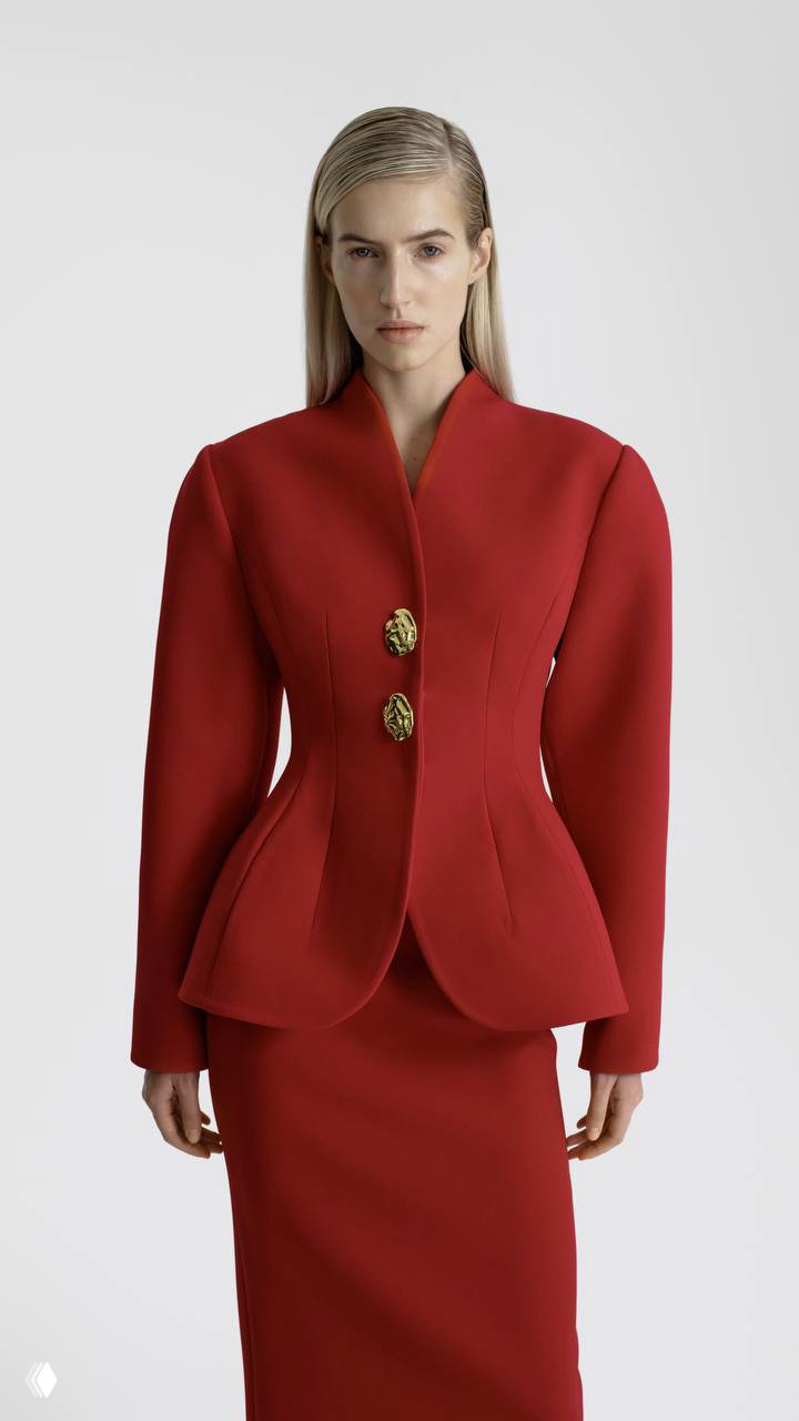 Приталенный красный жакет и юбка в тон с заметными золотыми пуговицами — «императорский» оттенок как акцент статуса и силы в крое с историческим намеком.