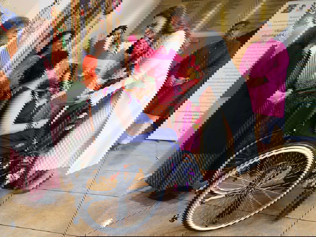 Ряд гостей и участниц встречи в светлой обстановке; видно людей, декор и атмосферу официального визита, фото частично искажено цифровыми артефактами.