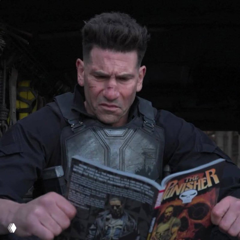 Джон Бернтал в образе с бронежилетом листает комикс The Punisher — закулисный кадр с актёром во время паузы.