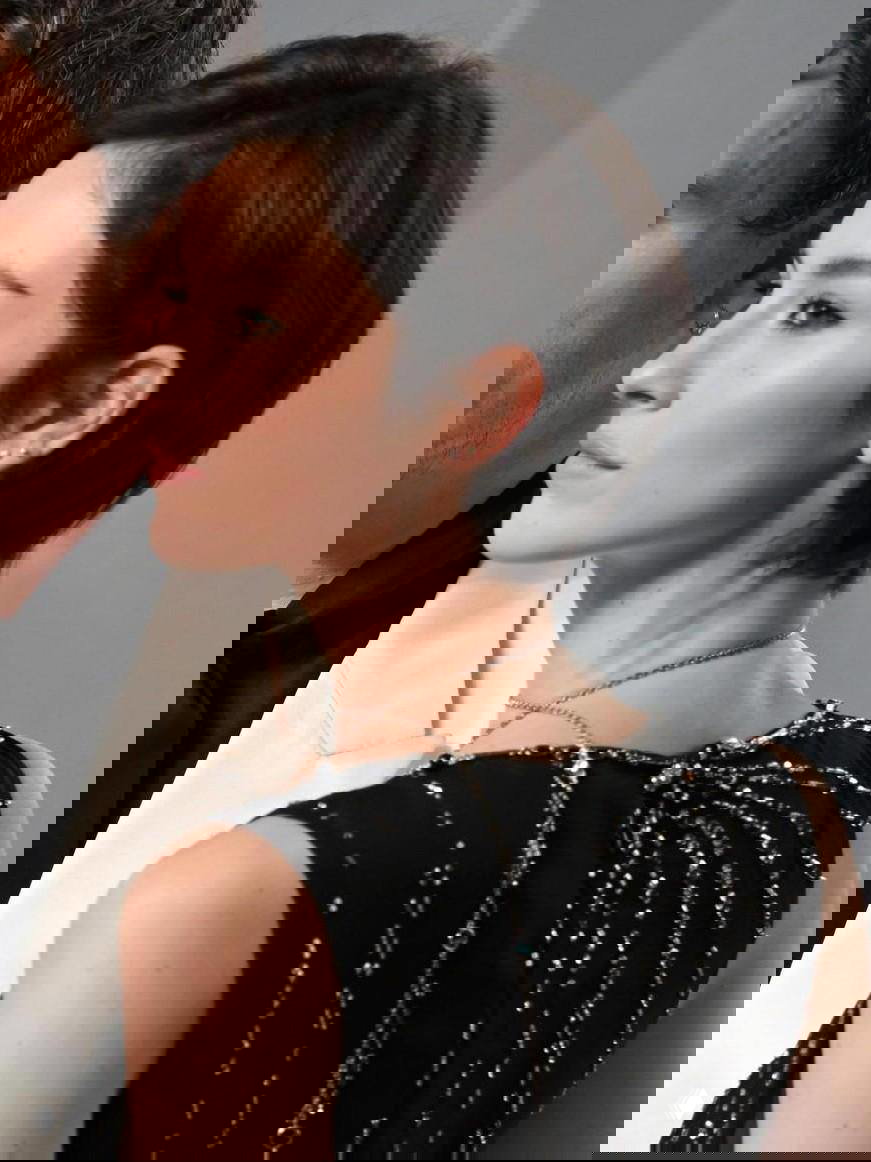 Портрет с очень короткой пикси-стрижкой: аккуратная линия по затылку и гладкая боковая укладка, спокойный дневной образ без украшений.