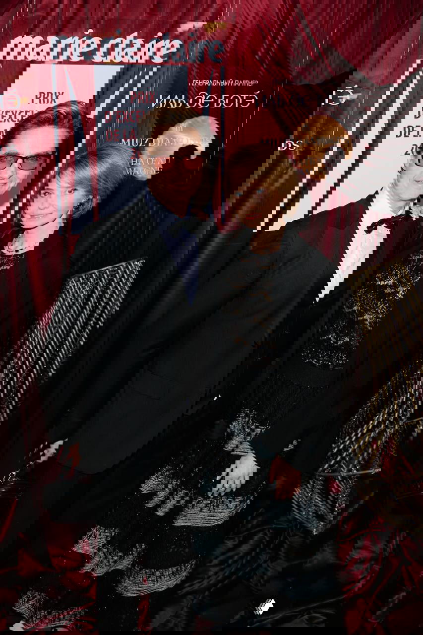 Даниил Глейхенгауз с женой Ольгой на красной дорожке Marie Claire 2026 в чёрных нарядах на фоне баннера мероприятия.