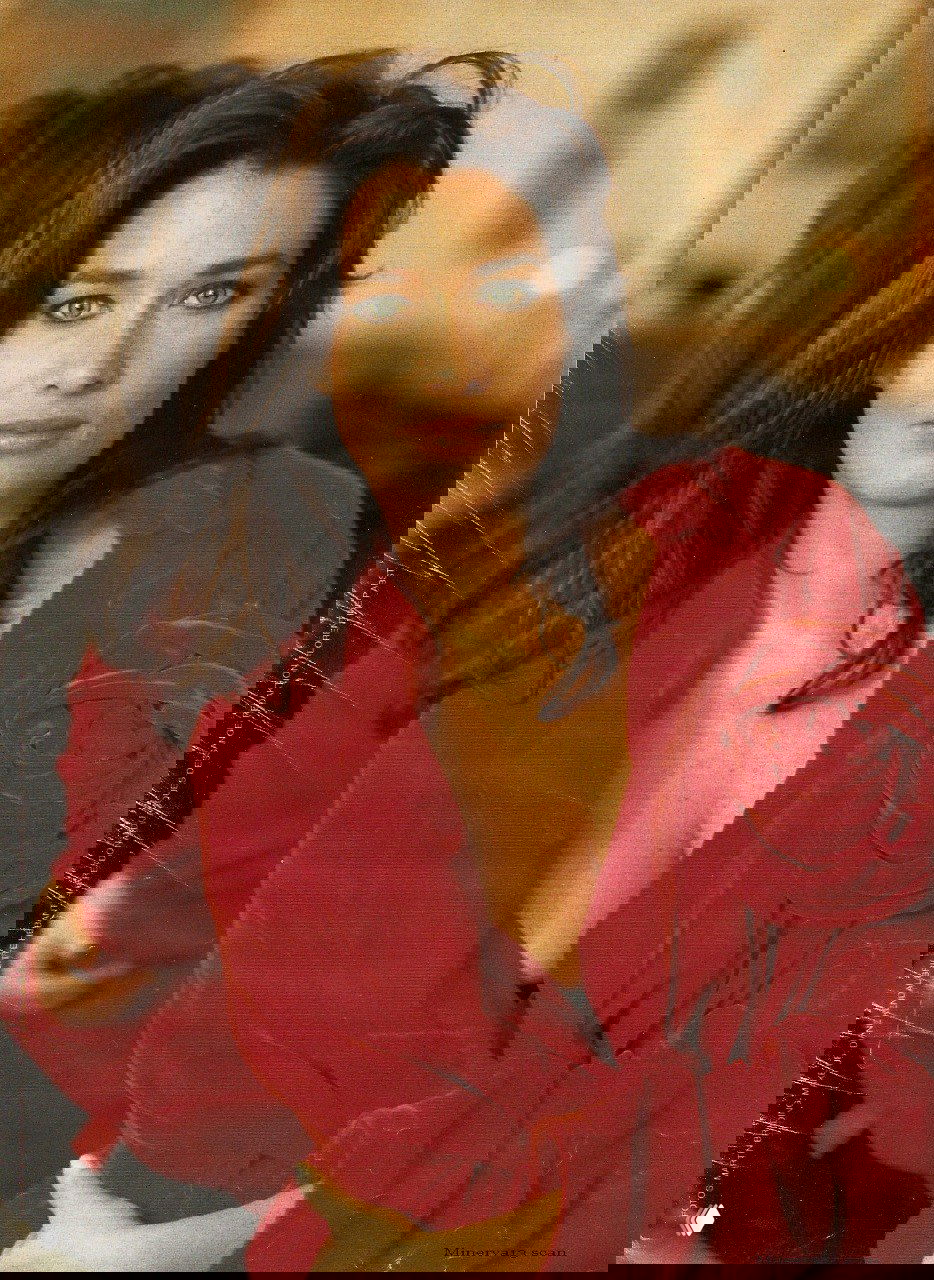 Портрет Розмари Макгрота в красном платье с цветочным элементом — архивный модный снимок для Marie Claire 1991, близкий ракурс и выразительные глаза.