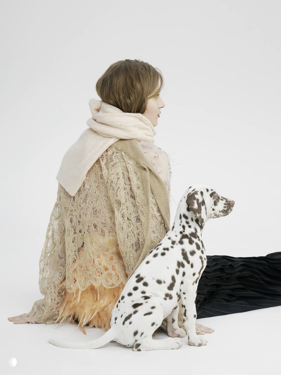 Модель и далматин на светлом фоне: минималистичная композиция, кружевная и ажурная одежда в кадре модной фотосессии для редакции Marie Claire.