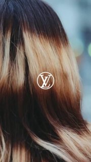 Портретная фотография сзади: волосы модели крупным планом, логотип Louis Vuitton наложен в центре, промо для круизной коллекции