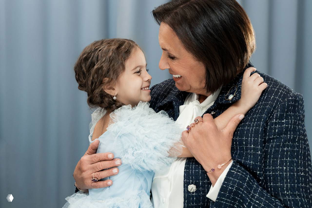 Тёплое объятие Татьяны Овечкиной с девочкой в голубом платье — визуал кампейна о любви, памяти и семейных традициях.