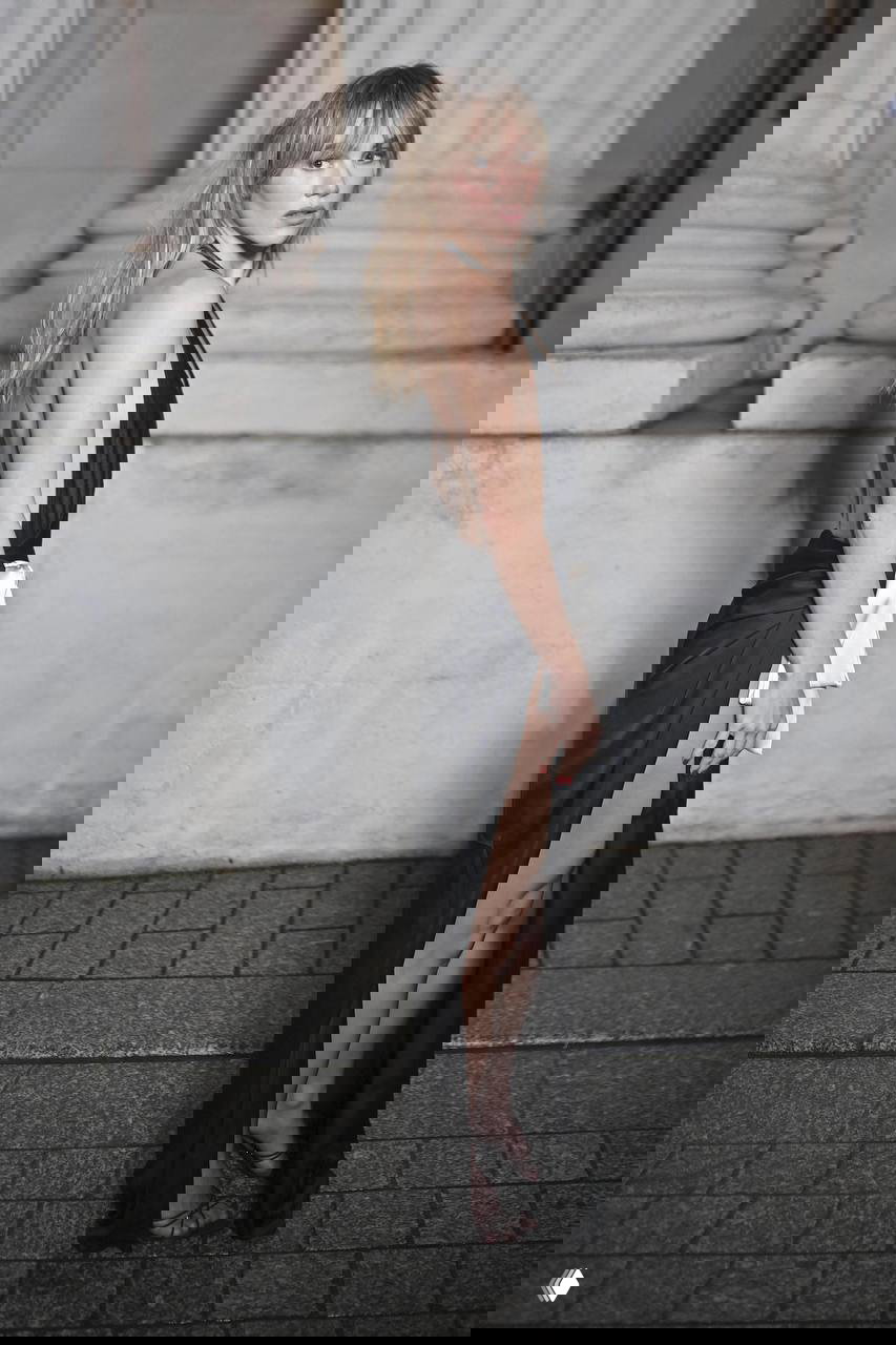 Звёздный образ с длинными светлыми слоями и лёгкой волной, платье и естественная укладка для мягкого ретро-эффекта, подчёркнутые пряди у лица.