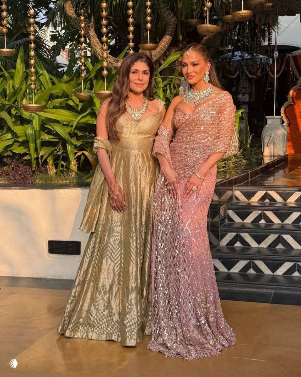 Дженнифер Лопес сияет в Индии в нежно-розовом сари