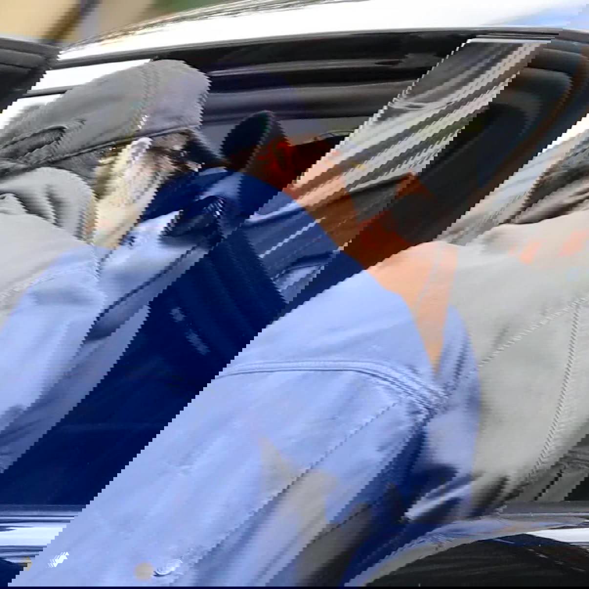 Поцелуй у двери автомобиля, пара склоняется друг к другу — папарацци засняли интимный момент во время выхода из машины.