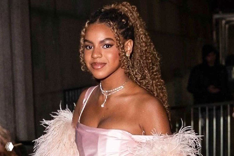 Эстетический кадр с цифровыми искажениями: подросток в вечернем образе, часть фото искажена артефактами и шумом.