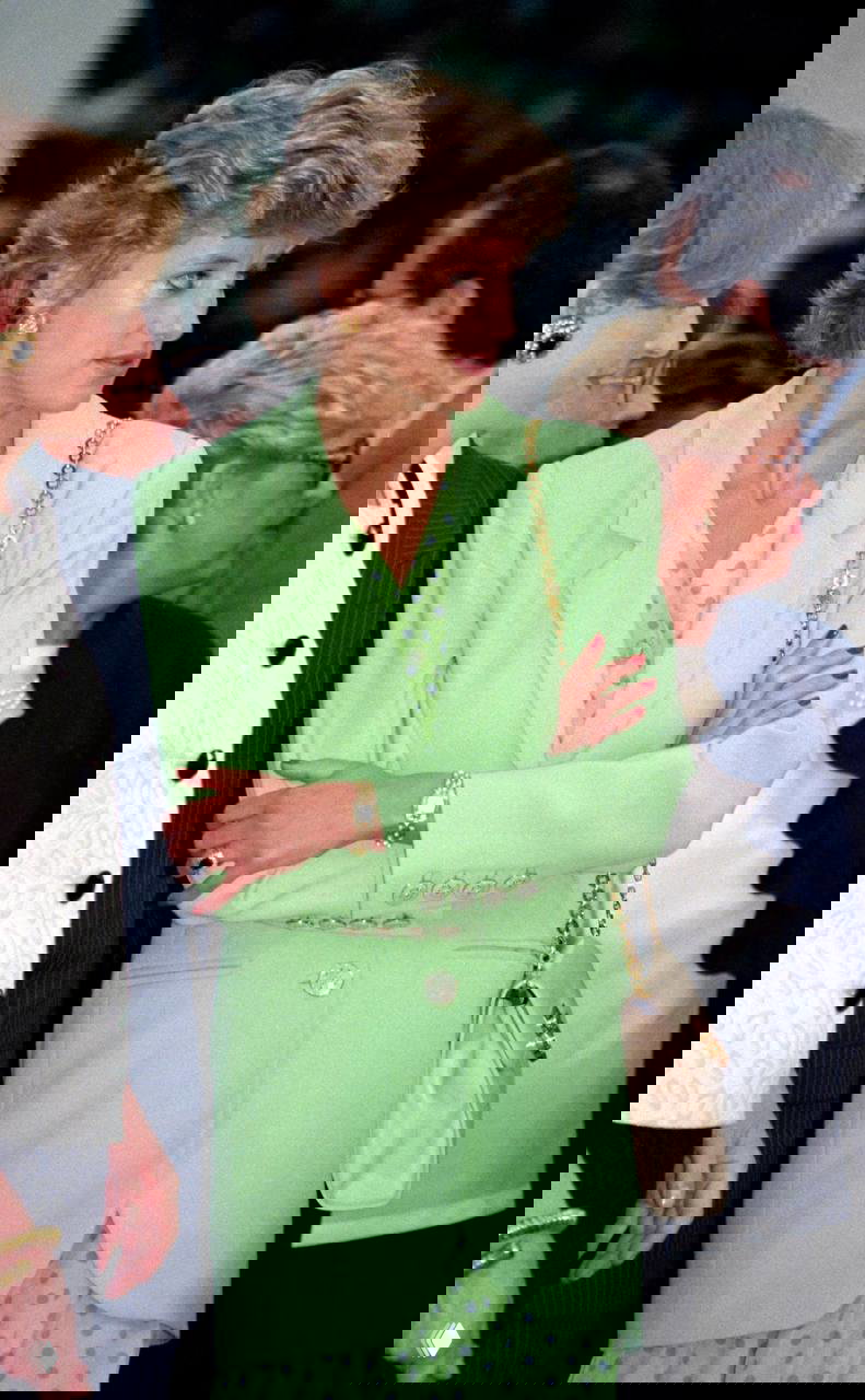 Элегантный костюм бледно-лаймового оттенка: жакет и платье с мелким гороховым принтом, формальный образ для мероприятия.